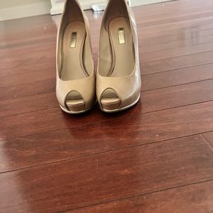 The cream heels size 7m guess brand looks very good